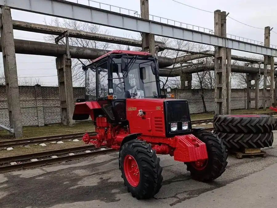 BELARUS 820 tractor front view with spare tires